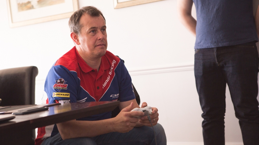 Ο John McGuinness παίζει το TT Isle Of Man: Ride On The Edge Ο John McGuinness παίζει το TT Isle Of Man: Ride On The Edge