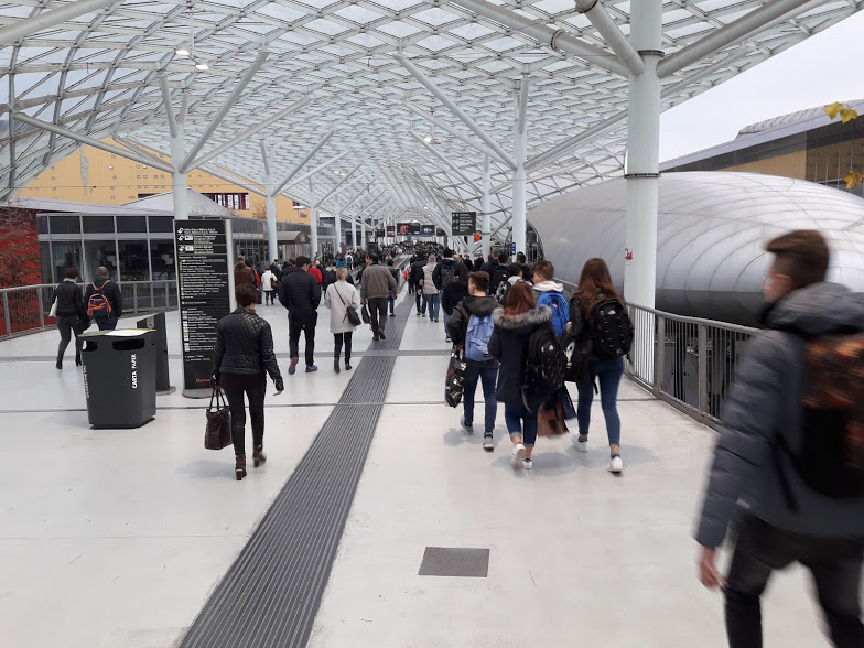 EICMA 2017 - Η έκθεση μοτοσυκλέτας στο Μιλάνο... χωρίς το κράνος - Πολύ περπάτημα μέχρι την είσοδο της έκθεσης. EICMA 2017 - Η έκθεση μοτοσυκλέτας στο Μιλάνο... χωρίς το κράνος - Πολύ περπάτημα μέχρι την είσοδο της έκθεσης.