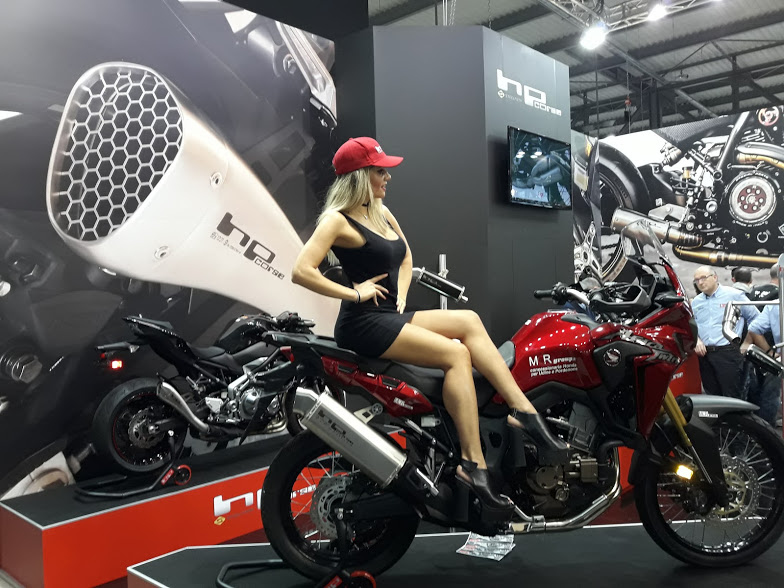 EICMA 2017 - Η έκθεση μοτοσυκλέτας στο Μιλάνο... χωρίς το κράνος - Ωραία κορίτσια πλαισιώνουν τις μοτοσυκλέτες EICMA 2017 - Η έκθεση μοτοσυκλέτας στο Μιλάνο... χωρίς το κράνος - Ωραία κορίτσια πλαισιώνουν τις μοτοσυκλέτες