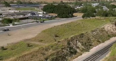 Motocrosser escapes police with huge jump - BT