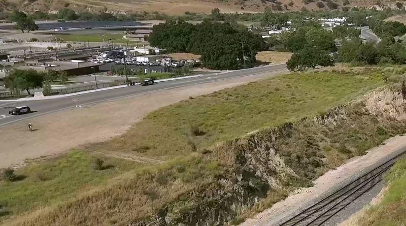 Motocrosser escapes police with huge jump - BT